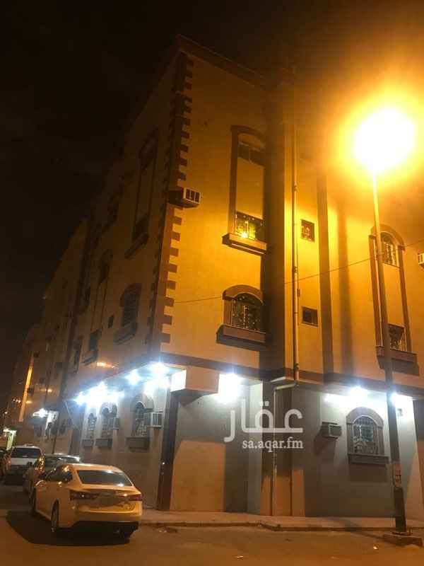 1379660 شقه من اربع غرف وحمامين ومطبخ ومخزن وصاله كبيره ولها مدخلين الشقه بالدور الاول الي فوق الارضي وفيه مصعد والشقه مانسكنت الا سنه تقريبا جدا نظيفه .. المطلوب دفعتين ٢٣ الف او دفعه وحده ٢٢ الف . الموقع خلف مسشفى الاحمدي بجوار مدرسة عمر بن الجاموح