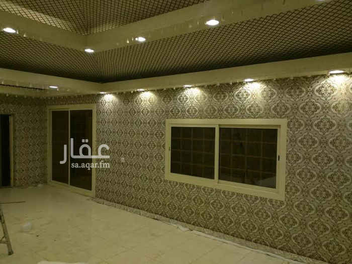 1301387 للبيع شقه روف جديدة بسطح خاص وخيمه كبيرة فاخره المساحة بالصك 97متر وبالطبيعه 180 متر بدون مكونه من 4 غرف وصاله كبيره و4دورات مياة ومستودع وغرفه شغالة وخيمه كبيره تعتبر مجلس او غرفه خامسه وسطح بسواتر مساحته 50 متر وغرفه سايق خاصة الموقع مطل علي شارع السبعين لاتقبل شروط صندوق التنميه --مطلوب 540 الف