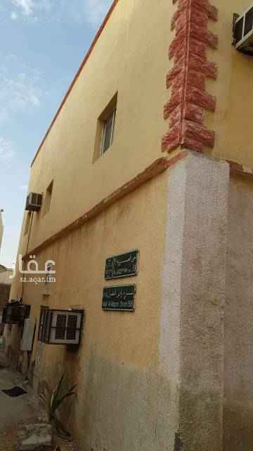 1579661 بيت مكون من دورين مساحه في الصك ١٥٧ وفي الطبيعه اكبر حدود ٣٠٠ متر وعدد ٥شقق من غرفتين ومن ثلاق مؤجر منه ثلاث شقق وحده ب الف ريال شعري والثانيه ب ٨٠٠ ريال شهري والثالثه ب ٩٠٠ ريال شهري وفاضي شقه كبيره ٣ غرف وصاله وشقه غرفتين مستخدمه مستودع للمالك البيت موقع ممتاز فيه عدادين كهرباء ثلاثه شوارع للاستفسار والمعاينه الاتصال (0566057637)