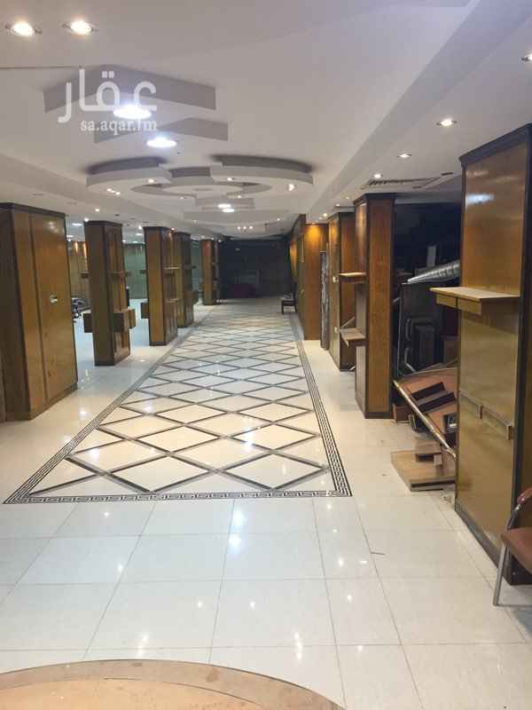 1520764 معرض للايجار هذه الديكورات موجودة فيه يصلح محل يصلح لشركة صغيره مؤسسه صيدلية محل كهرباء وسباكة وحاجة زي كذا يقع خلف مطعم التميز برد وتعب في نفس العمارة بجوار بندة بالضبط بجوار بندة في بطحاء قريش
لتواصل ع الوتساب
