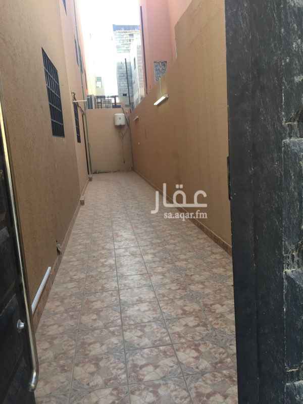 1559270 شقة هادي ومميزة مكونة من أربع غرف وصالة ومطبخ دورتين مياه سطح خاص مدخل مشترك مع شقه أخرى بالقرب من شارع الطائف قريبة من المسجد عمر بن عبدالعزيز
