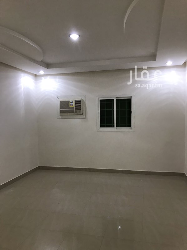 1632038 شقة في عمارة الدور الأول عبارة عن مجلس وصالة وغرفتين نوم و 3 حمامات مكيفات شباك ومطبخ راكب