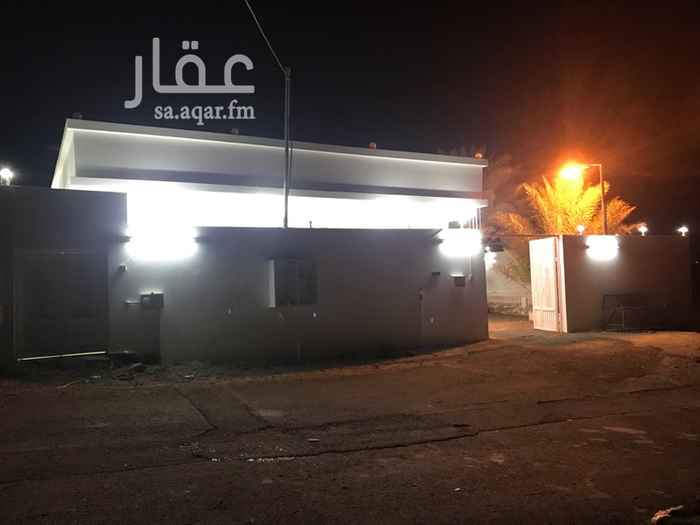 1705809 عبارة عن بيت دور واحد مدخل رجال ومدخل نساء بالاضافة الى حوش مخصص للرجال وحوش للنساء + أربع غرف نوم + صالة + دورتين مياة + مطبخ
المنزل مرمم ومجدد
ويوجد به مكيفات + المطبخ راكب ويوجد به فرن
الشارع مزفلت وغير مضاء
الخدمات الكهرباء + الماء + الهاتف