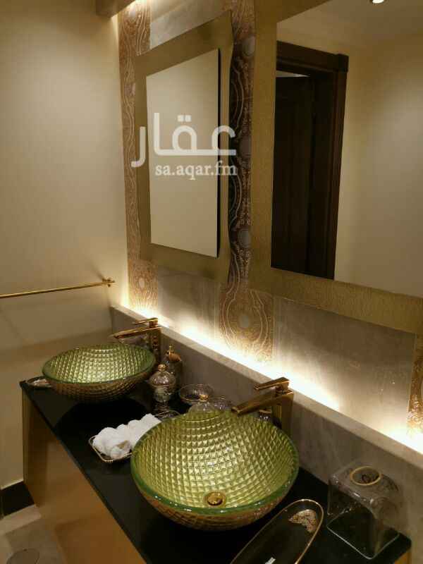 1152767 فيلا للايجار بحي الخزامى مؤسسه بالكامل مساحه 650 متر سعر الايجار 300000 الف ان شاء الله نحاول يا قل دفعتين شارع 25 جنوبى ممتازه جدا جديده نظام الفيلا تحت استقبال وفوق 5غرف النوم وغرفتين السطح ويوجد مصعد ومسبح وبدروم مدخل سياره غرفه سائق الفله للجادين فقط الموقع غير دقيق التواصل واتس اب على هذا الرقم 0553845784