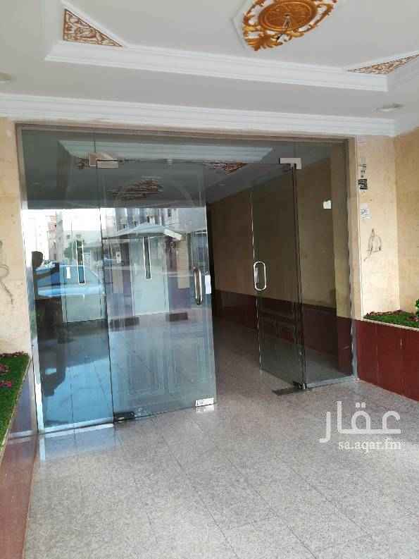 1649690 أربع غرف وصالة ومطبخ وثلاث حمامات ومدخلين وجميع الخدمات متوفرة ومياه عين ويوجد حارس للعماره