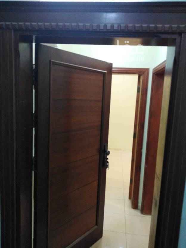 1731682 اربع غرف وصالة ومطبخ راكب و3حمامات ومياه عين ومدخلين وجميع الخدامات متوفرة