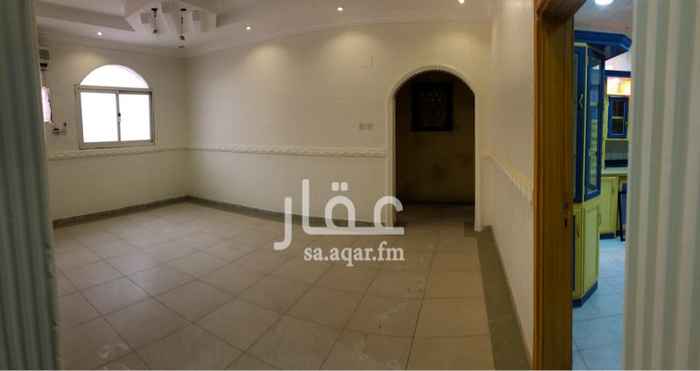 1585353 ثلاث غرف نوم
ومجلسين ومقلط وصاله ومطبخ
وثلاث دورات مياه
وغرفه ودوره مياة بالسطح