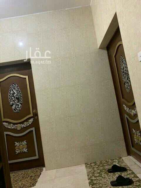 1701556 شقه موثثه دور ثاني و مدخل خاص بالشقه و فيها ست غرف و ثلاث دورات مياه و الغار و الماء على صاحب العماره