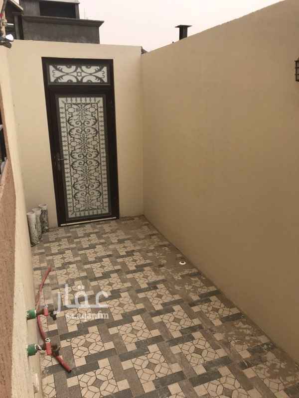 1700431 شقة عمرها سنة دور ارضي بضاحية الملك فهد الحي الخامس الثامن ركنية تطل على شارع ونافذ لها كراج وفيها مظبخ