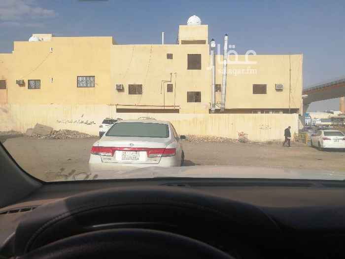 1094879 ارض تجارية ع ثلاث شوارع