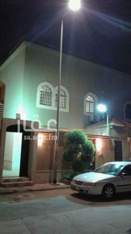 1554135 فيلا دوبلكس للايجار
مجلس ومقلط و صالة و 2 مطبخ و2دورة مياه وحوش وغرفة سائق
فوق 3 غرف نوم و2دورة مياه وصالة
والسطح في غرفة شغالة وغرفة غسيل ومشب نار
المكيفات اسبيلت ومطبخ راكب
السعر 60 ألف ريال