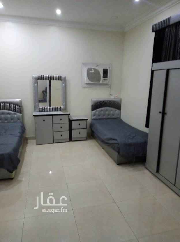 1685603 غرف عزاب مفروشه بالدمام حي المنار شارع الإمام محمد بن سعود غرفه كبيره بها 2 سرير ودولاب وكمدينو وتسريحه وستاير على الدريشة ومكيف جديد وكنب جلوس أمريكي وطوله وفرشه ارضيه وشاشه تلفزيون عرب سات نايل سات مع خدمه النظافه مجانااا داخل الشقق سعر 1300 شامل كل شي للحجز 0562256666 ابو أروى