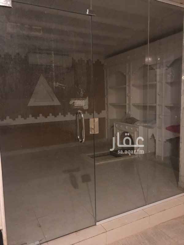 1553578 فيلا مودرن حي الريان دورين الدور الارضي مجلس وصاله وغرفة نساء ومطبخ ومستودع و2 دورة مياه مع حوش وملحق
والدور العلوي 4غرف نوم و3دورات مياه والسطح غرفتين ودورة مياه ومكان للغسيل