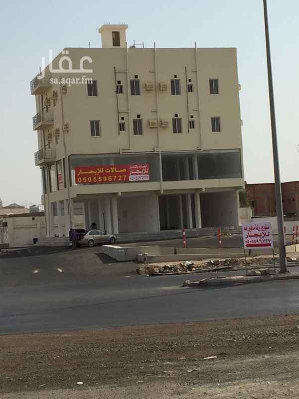 1556259 عماره جديده تجاري سكني على طريق مكه القديم يوجد بها صالات تجاريه وثمان شقق للايجار.
قابل للتفاوض 0505596727. يستحسن المعاينه