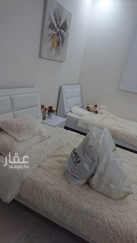 1732761 فيلا راقية جدا بحي الياسمين عبارة عن دور وثلاث شقق مؤثثة وساكن فيها راعيها اللي بانيها
مساحة الارض 800
شارع 30 شرقي
مسطح بناء تقريبا 1050 متر
دور ارضي واسع جدا و مؤثث + شقتين دور ثاني وشقه دور ثالث كل الشقق مؤجره وملحق خارجي عمر الفيلا ثلاث سنوات تقريباً .
واجهه حجر .
حد مليون واربع مائه الف ريال