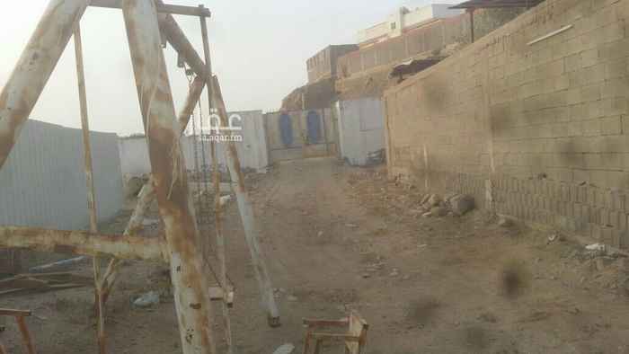 1462578 حوش لايوجد به كهرباء ، ويوجد به خزان مياه ارضي مسلح خرسانه ، وبالامكان ادخال كهرباء لان المنطقه كلهم مدخلين عداد كهرباء والحوش مسور ويوجد به دوره مياه وايضا يوجد به بياره وحمام يحتاج الى ترميم ..