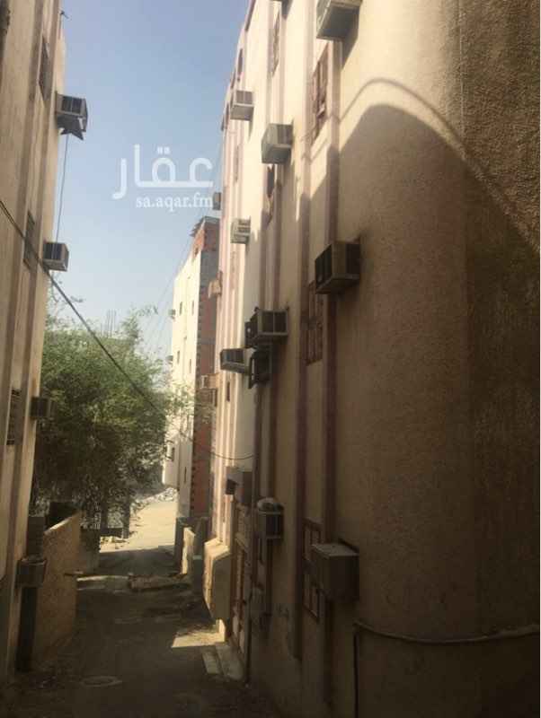1357664 عمارة للايجار بالكامل مساحة العمارة ٣١٥ تقريباً
قريبة من الحرم تبعد حوالي كيلو و ستمائة متر تقريبا من الحرم
تحتوي الـعمارة على بدروم موجود فيه شقة من غرفتين و حمام و صالة.
وتحتوي أيضاً على ثلاث ادوار ، كل دور فيه شقتين من اربع غرف و حمامين و مطبخ، احد هذه الشقق لها باب خارجي
العمارة قديمة وكانت تؤجر للحجاج و مناسبة للعمال او المقيمين الراغبين بالسكن قرب الحرم
أيضا يوجد في العمارة عدد كبير من الأسِــرّه التي كانت تقدم للحجاج لذلك هي مناسبة أكثر لسكن العمّال.
بالنسبة للسعر فهو من الاخر.