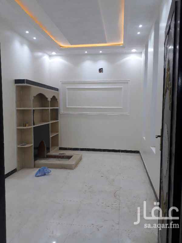 1350961 درج صاله تحت مجلس مقلط مشب صاله مجلس حريم غرفه كبار سن مطبخ ٣حمام فوق ٣ غرف نوم منهم ٢ ماستر +حمام +غرفه خادمه وحمام وسطح شارع ٢٠ شرقي قريب كل الخدمات