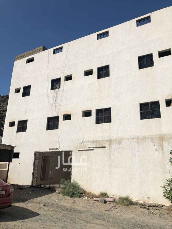 1286511 فرصه استثماريه للراغبين في الاستثمار او السكن، للإيجار بالكامل ، الدور الاول شقتين ، الشقه مكونة من 3 غرف وحمامين ومطبخ وصالتين ، والدور الثاني مكون من شقتين ، الشقه مكونه من 4 غرف وحمامين ومطبخ وصالتين ، يوجد مواقف خاصه للعماره ، كما يوجد بها مستودع كبير بمساحة 150 م تقريبا ، كما يوجد بها غرفة حارس ، العمارة مزوده بمدخلين امامي وخلفي ،
المطلوب للعماره بالكامل 60,000