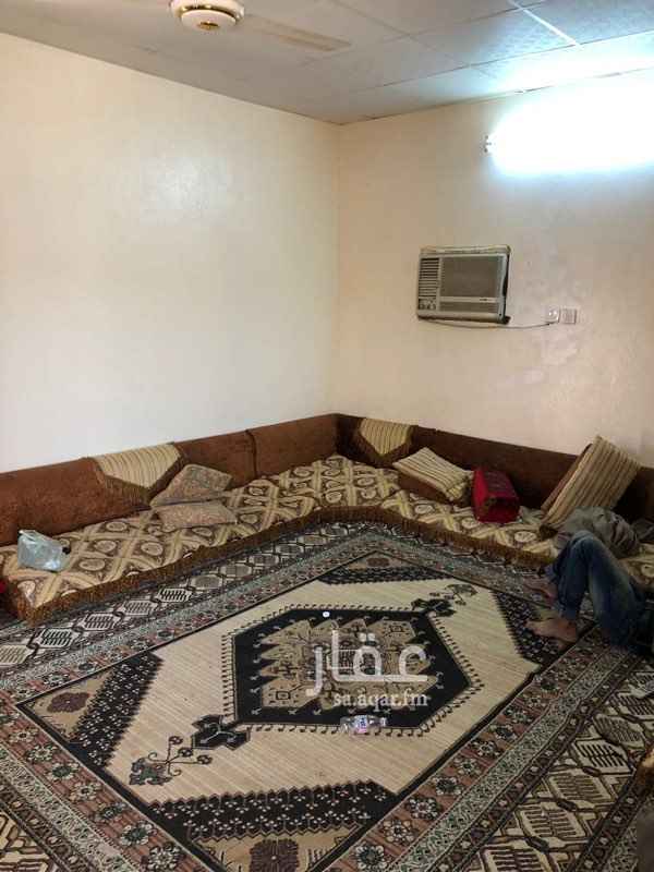 1636234 استراحة مكونة من قسمين يحتوي
القسم الأول على غرفتين بدورة مياه ومطبخ
وقسم به مجلس كبير ودورة مياه
حوش كبير
مؤثثة بأثاث قديم يحتاج تجديد
للإجار السنوي