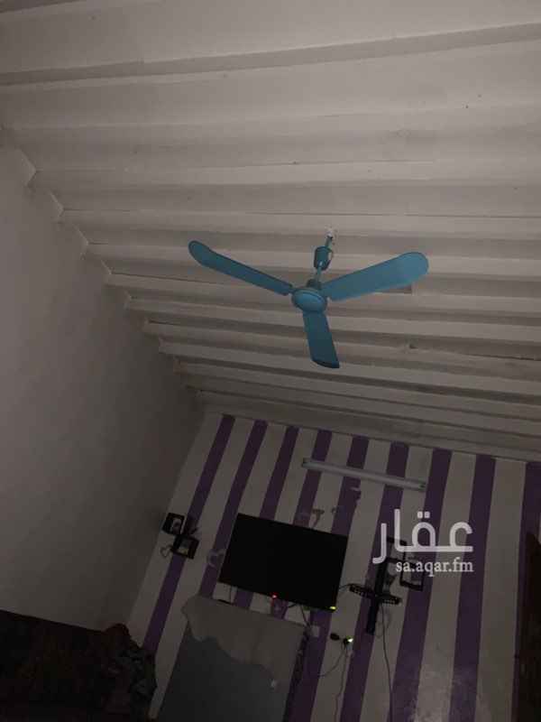 1493737 بيت شعبي على شارعين مكون مجلس ومقلط وغرفتين نوم ومطبخ ومستودع وحمامين وفي الحوش مشب ومقلط تحضير ودورة مياه ومساحته الطول 33 والعرض 14 والموقع مميز