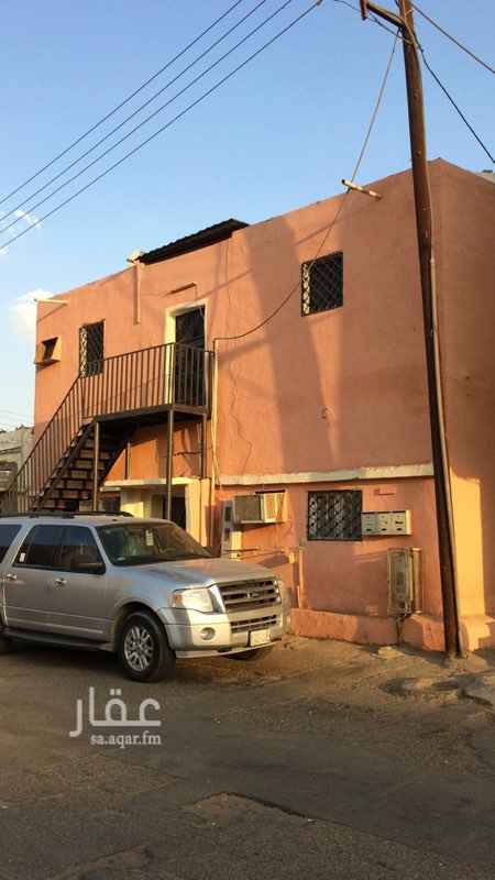 1200131 بيت شعبي دورين كل دور به ٤ غرف وصاله ومطبخ ودورتين مياه، واقع في حي المنتزه بالقرب من دوار القلم.
