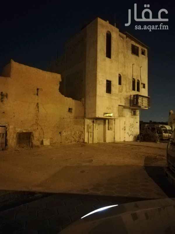 1229674 بيت طين طايح على شارع الفريان مقابل مسجد الفريان من الغرب المساحه تقريبا 90متر على السوم يوجد وثيقه على البيت ومبايعه. عليها شهود وختم الشيخ عبدالرحمن الفريان الله يغفر لهم ويرحمهم جميعا