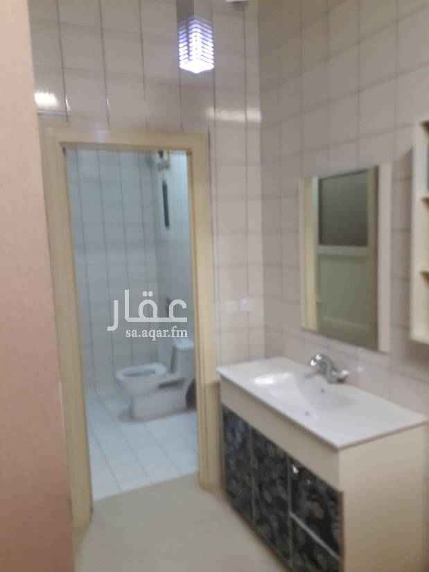 1752829 شقه فى حى العزيزيه قريبه من جامع البواردى قريبه من جميع الخدمات مكونه من ٣ غرف نوم _ صاله _ مجلس _ مطبخ راكب _ ٣ حمامات _ مستودع _ يوجد مكيفات اسبلت راكبه فى الشقه للتواصل / 0563898014
