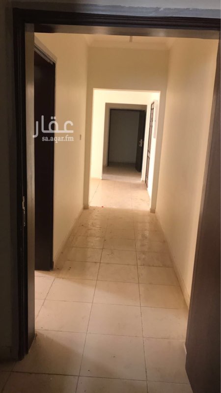 1296200 الشقة ثلاثه غرف وصالة وحمامين
في الدور الثالث
الغرف كبيره واسعه الصاله مفتوح على البيت الشبابيك كبيرة
المجلس في بداية الشقه له مدخل وحمام في البداية