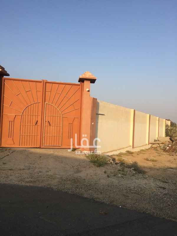 1376717 استراحة في موقع مميز وبجوار جامع البستان صلاة جمعة وعيد
شوارع مزفلته ومنطقة هادية تتكون من اربع اقسام قسم مجالس ومقلط بمنافعها
وثلاث اقسام شقق للعوايل