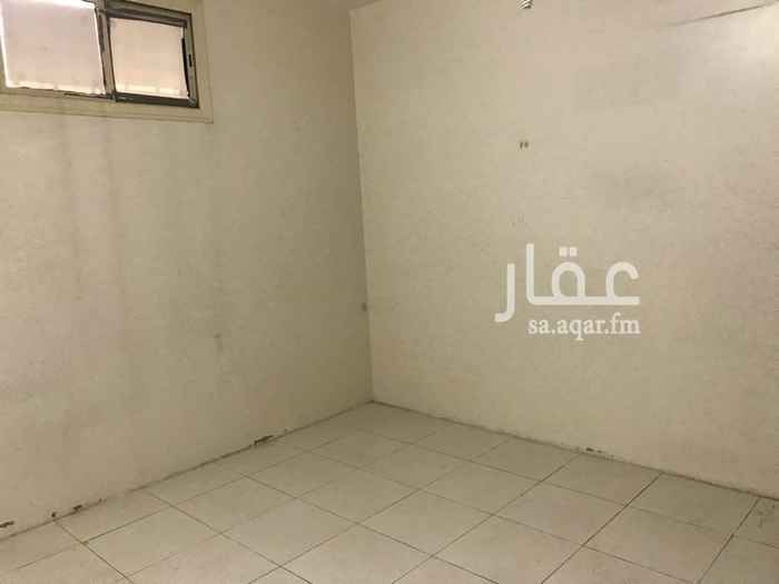 1706531 يوجد بحى بطحاء قريش شقه مكونه من غرفتين ومطبخ ودورة مياه بدرووم