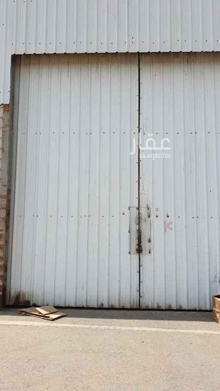 1583686 مستودع طول 30 متر فى عرض عشرين متر وامامه 200 متر لسيارات
كما يوجد مياه وكهرباء