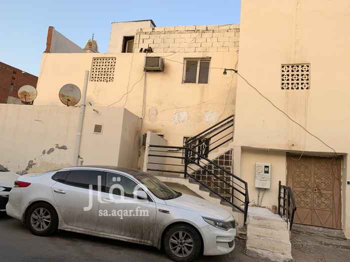 1637477 بيت دورين مكون من ٣ شقق
الشقه١/ ٦ غرف وصاله و مطبخ و٢ دورات مياه وحوش
الشقه٢/ ٣ غرف وصاله ٢ دورات مياه ومطبخ
الشقه٣/ ٢ غرف وصاله ومطبخ وحمام
قريب جدا من الخدمات