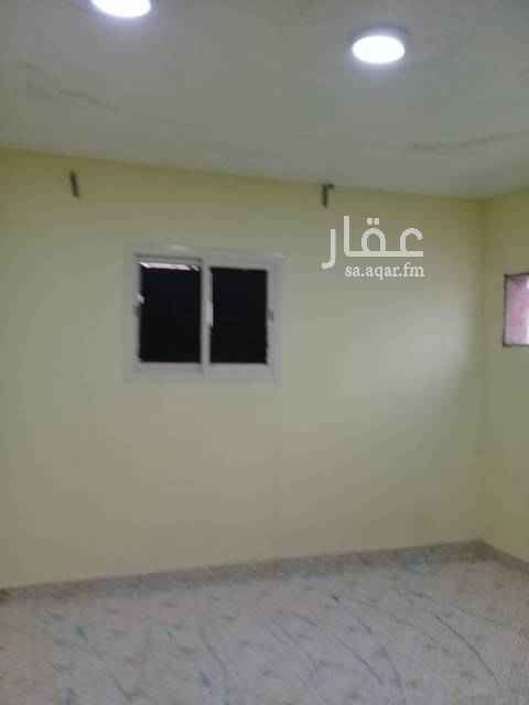 1423679 شقه في فيلا آخر دور مكونه من أربع غرف وصالة وحمامين ومطبخ ونظيفه مرا