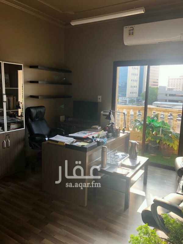 1274411 مكتب للتقبيل في الدور الاول مؤثث بالكامل وجاهز للاستخدام الفوري يضم مكتب رئيسي وصالة استقبال ومكتب ثانوي شامل جميع الاثاث بالإضافة الى مطبخ كامل وعدد 2 دورة مياه. تصميم انيق ارضية باركية مع مكيفات سبلت وتمديدات التلفون والدش بالإضافة إلى سنترال داخلي تم تجديد المكتب بالكامل بتشطيب عالي المستوى. يقع في المنطقة الإدارية وعلى بعد خطوات من الغرفة التجارية ووزارة التجارة والمحكمة العمالية الجديدة. مناسب للمحاميين او مخلصي الجمارك وبسعر ايجار سنوي مناسب ومغري نرغب التقبيل لبقية العقد.. فرصة للجاديين