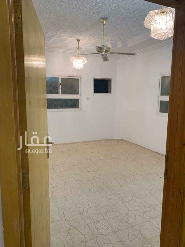 1455932 للايجار دور علوي خلف مستشفى الحبيب
مجلس + مقلط + صاله + غرفتين نوم + مطبخ
والسطح غرفه + دوره مياه