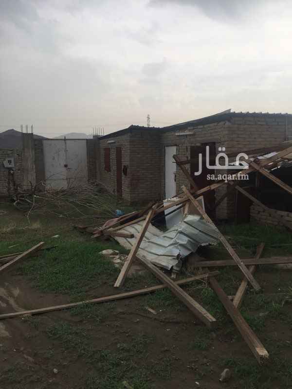 1228861 حوش مسلح يتكون من غرفتين و بابين جنوبي و شرقي وخزان علوي و عداد كهرباء مستقل ، يمكن الاستفادة من الحوش كمستودع او مخزن ، مبلغ الايجار حسب المفاهمة على ارض الواقع