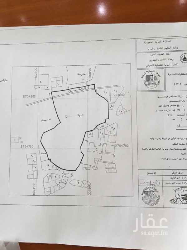 1690348 الموقع:طريق قباء الطالع حي المغيسله
مقابل مدرسة اﻻمام السمهودي
المساحة 13906 م مربع, تبعد عن الحرم تقريبا كيلو ومائتي متر ، شوارعها 30 تجاري شمال
15 شرقي
15 جنوبي
غربا ملك الغير.