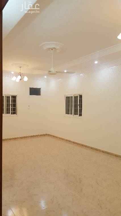 1549742 الموقع حي الاسكان جوار جامع بن زميع الشقة ٥غرف و صالة و ثلاث دورات مياه و مطبخ ماء و كهرباء مستقلة لها سطح واسع و مدخل مستقل جميع الخدمات بجوارها .. الدفع شهري ١٧٥٠ ريال او دفعتين في السنه