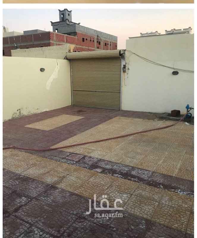 1466322 استراحة للاستثمار الطويل مساحتها 1800 متر على شارع 30 كبير مساحتها على الشارع 45 متر في عمق 40 متر مكونه من جزئين ملعب كبير ومباني ومسبح ومكان ملاعب اطفال مختصر بها مباني مسلحه وبها خزان وبيارة كبيرة وتحتاج تجهيزات وبعض الاصلاحات ومطلوب مستثمر لفترة طويله يعيد استصلاحها ب 70.000