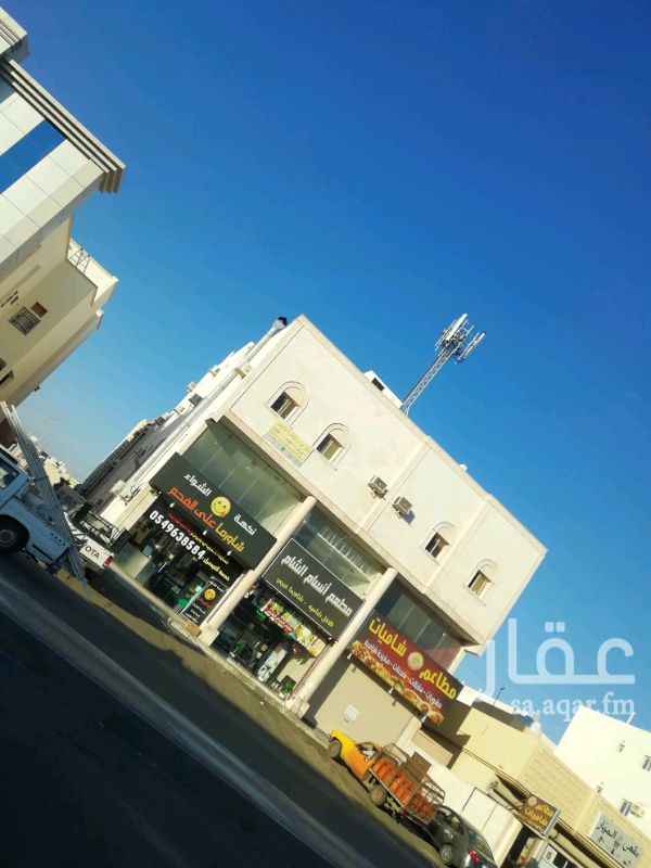 1361274 عمارة تجارية للبيع على شارع حيوي شارع رغد معروف العقار واقع على شارعين 30م و 6م الواجهه حجر مكون من 3 محلات وشقق عزاب وعليه برج للاتصالات السعوديه الدخل 250 الف ريال سنوي مطلوب 3 مليون ريال صافي.