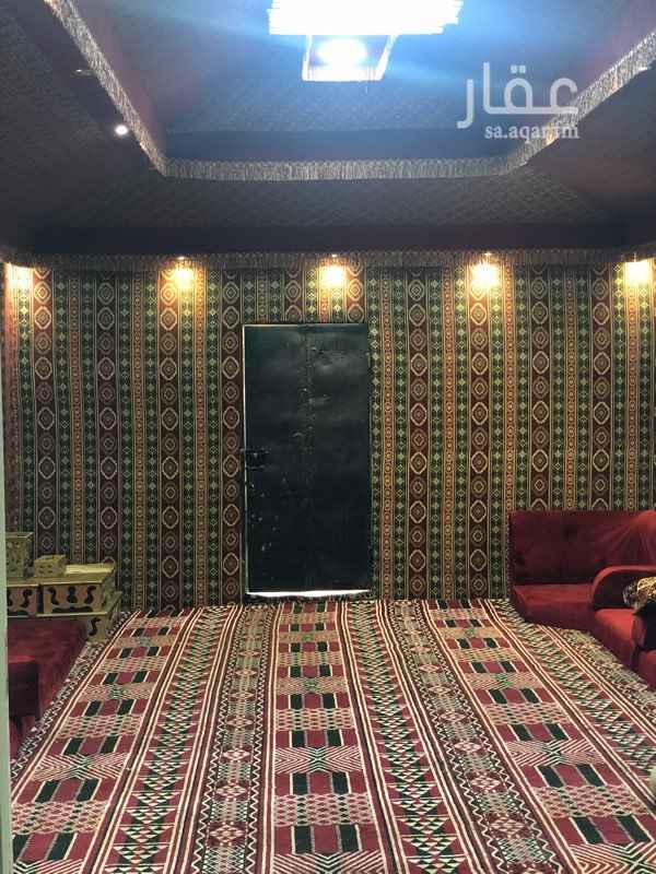 1588700 عبارة عن دورين
الدور الاول صاله و اربع غرف و مطبخ كبير و دورة مياه و مخزن
و مخرجين
الدور الثاني صالتين و اربع غرف ومجلس كبير و غرفة شغاله و مطبخ امريكي و بيت شعر و ثلاث دورات مياه و مخرج
و ملحق للسائق غرفه ومطبخ وحمام