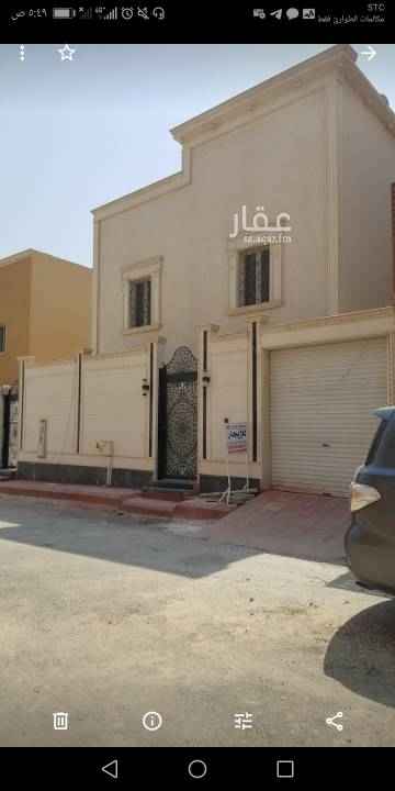 1572848 فله شبه جديده لم تسكن الا سنه يوجد بها مطبخ داخلي و خارجي و مجلس و صالة طعام وصاله كبيره تحت وصاله صغيره فوق و 4غرف نوم و ما ستر مع حمام كبير و جاكوزي و غرفة خادمه و مستودع تحت و حمام خارجي و تكييف كامل الفىله مخفي تحت مع غرفت الماستر و الباقي تكييف سبلت