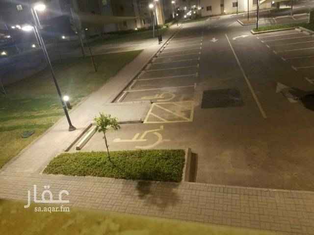 1485781 شقه في مدينة الملك عبدالله الاقتصاديه للايجار مكيفه بالكامل المطبخ مجهز بالكامل الشقه مفرشه علما ان ، سعر الايجار في السنه ٣٥ الف ريال كما تم سداد مصاريف الصيانه السنوي البالغ 9000 ريال تقريبا (التامين 5000 ريال يسترجع عند التسليم ) الشقه مطله على حدائق الاطفال وملاعب كرة القدم والسله يوجد موقف سياره بمظله سعة الشقه 127 م عباره عن ثلاث غرف نوم وثلاث حمامات وغرفة خادمه او خزين بلاضافه الى غرفة المعيشه والمطبخ الشقه في الدور الاول جوال 0565202113 الاجار لمده اسبوع 5000 ريال من الأحد الى السبت