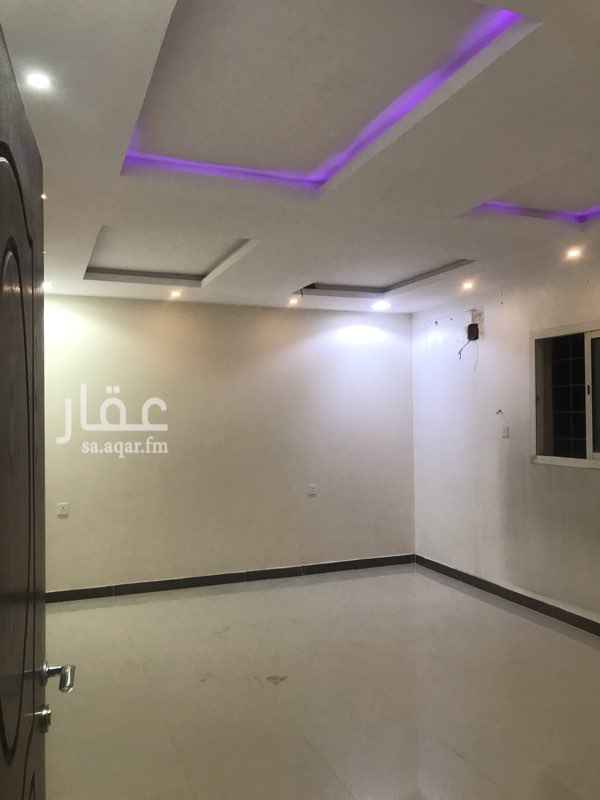 1703529 شقة مكونه من اربع غرف وصاله سطح مع السطح في فيلا ديكورات نظيفه جداً
يوجد غرفه ماستر