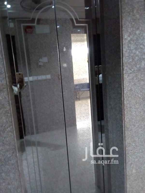 1095751 شقة مكونه من ٥ غرف ومطبخ وحمامين على ش 30 وبها دكاكين على شارع تجاري المودي الى الدائري الثالث .