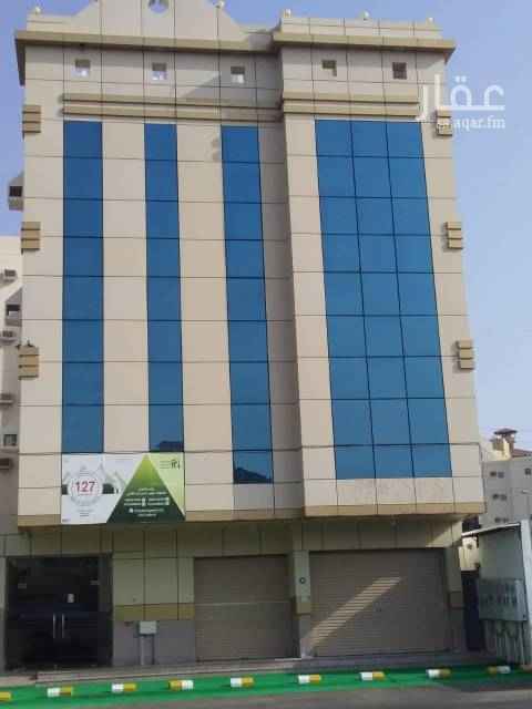 1605800 شقة مكونة من خمس غرف بها موزعين و حمامين ومطبخ تصلح لمكاتب الطوافة