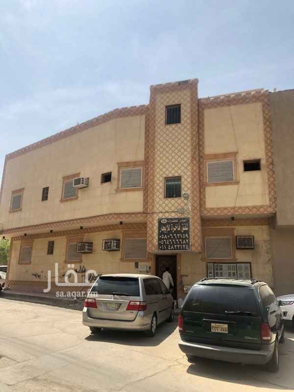 1755769 يوجد شقة عزاب بحي الناصرية تتكون من ثلاث غرف وحمامين ومطبخ الطابق العلوي عداد كهرباء مستقل السعر 14.000 الف للتواصل 0565269230