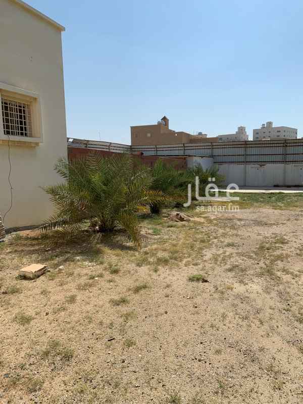 1337709 كما هو موضح أمامكم استراحة بالكهرباء فالحرازات تبلغ مساحتها ٩٠٠ بوثيقة يوجد بها بناء مسلح مكون من مجلسين رجال ونساء ومطبخ وصالة صغيرة ودورتين مياه .
قسم الرجال
* حوش كبير بنخل مثمر وجلسة مبلطة ومسبح مغلق
قسم النساء
* حوش صغير والعاب أطفال
بالنسبة للسعر لايوجد حد ع السوم والسعر الموضوع اجبرني الموقع ع وضعه