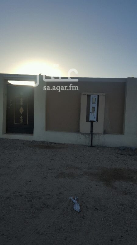 1362474 استراحة بالرميدة تبعد من خط جليل 1.200م واصلة الكهرباء موقع مرتفع مؤثثة بالكامل ويوجد مسبح مجهز ومغلق وتتكون من غرفتين وصالة ومطبخ وحمام مع وجود مساحة كبيرة لم تستخدم من الحوش المطلوب 200000ريال قابل لتفاوض المعقول عليها اوراق ثبوتية والصك في هيئة الخبراء وعليها كروكي تنظيمي بدون اي اختزالات